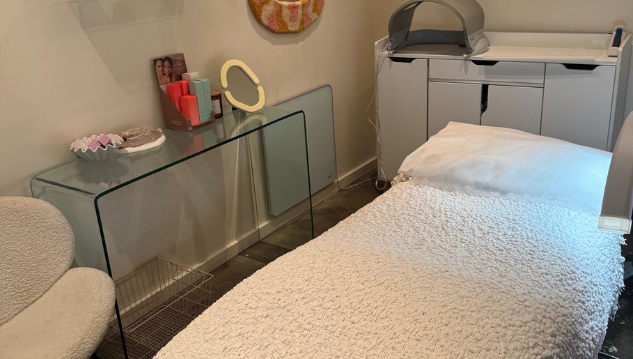 Tranquil beauty treatment room at That Glow, Melbourne, Victoria, AU with a plush bed and stylish decor.