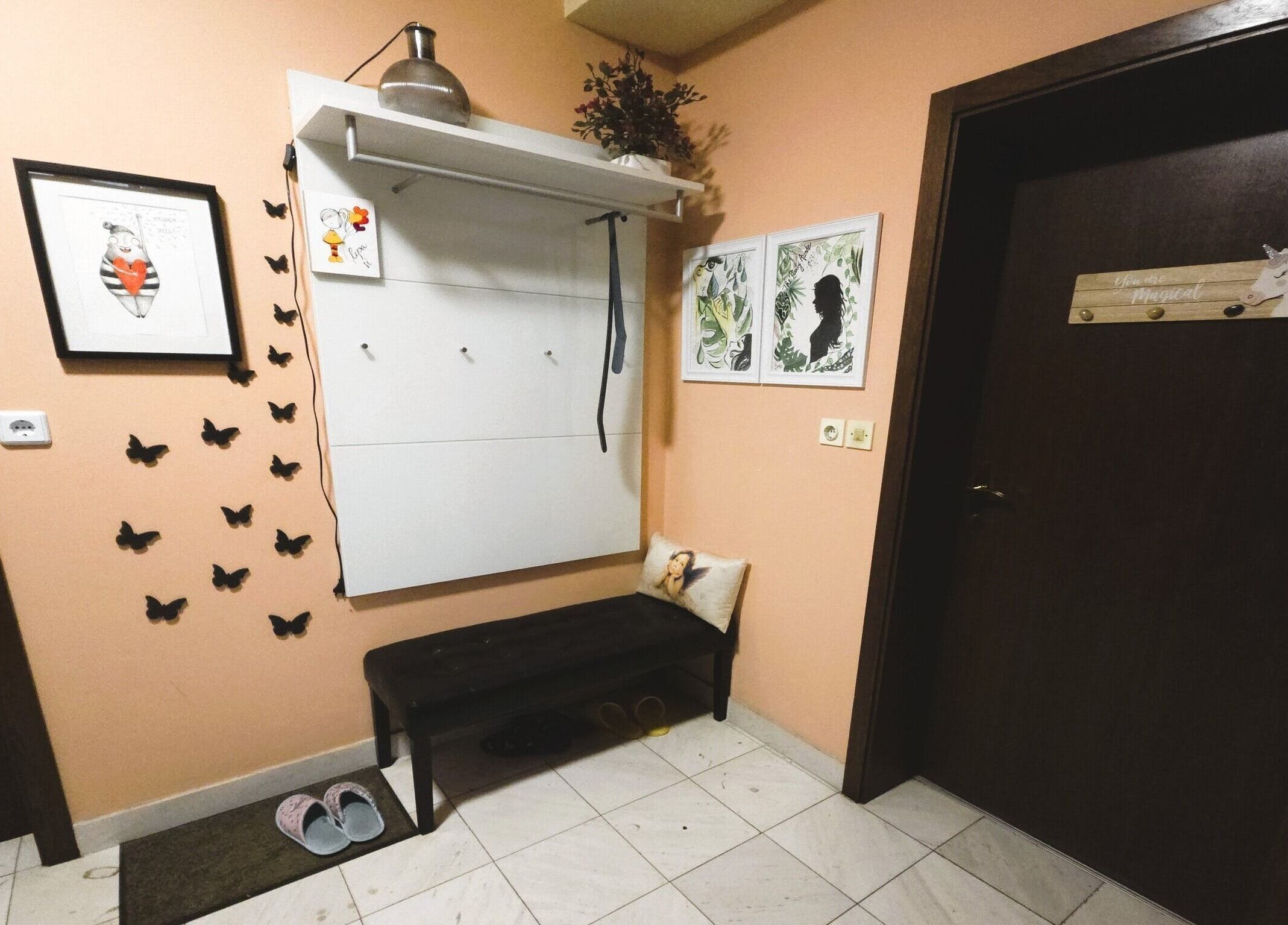 Vstopni prostor s črno dekoracijo metuljev pri Energijske masaže Tjaša - Alea Nature, Kranj, Kranj, SI.