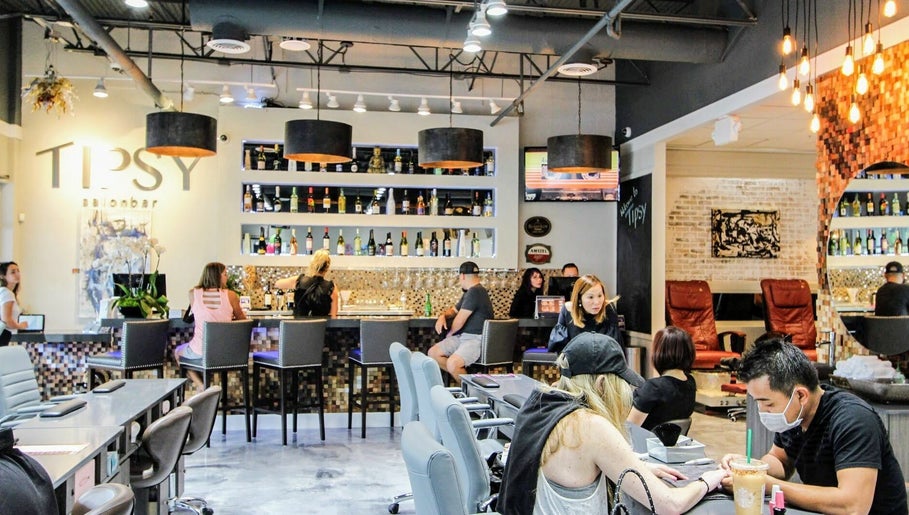 Tipsy Salonbar image 1
