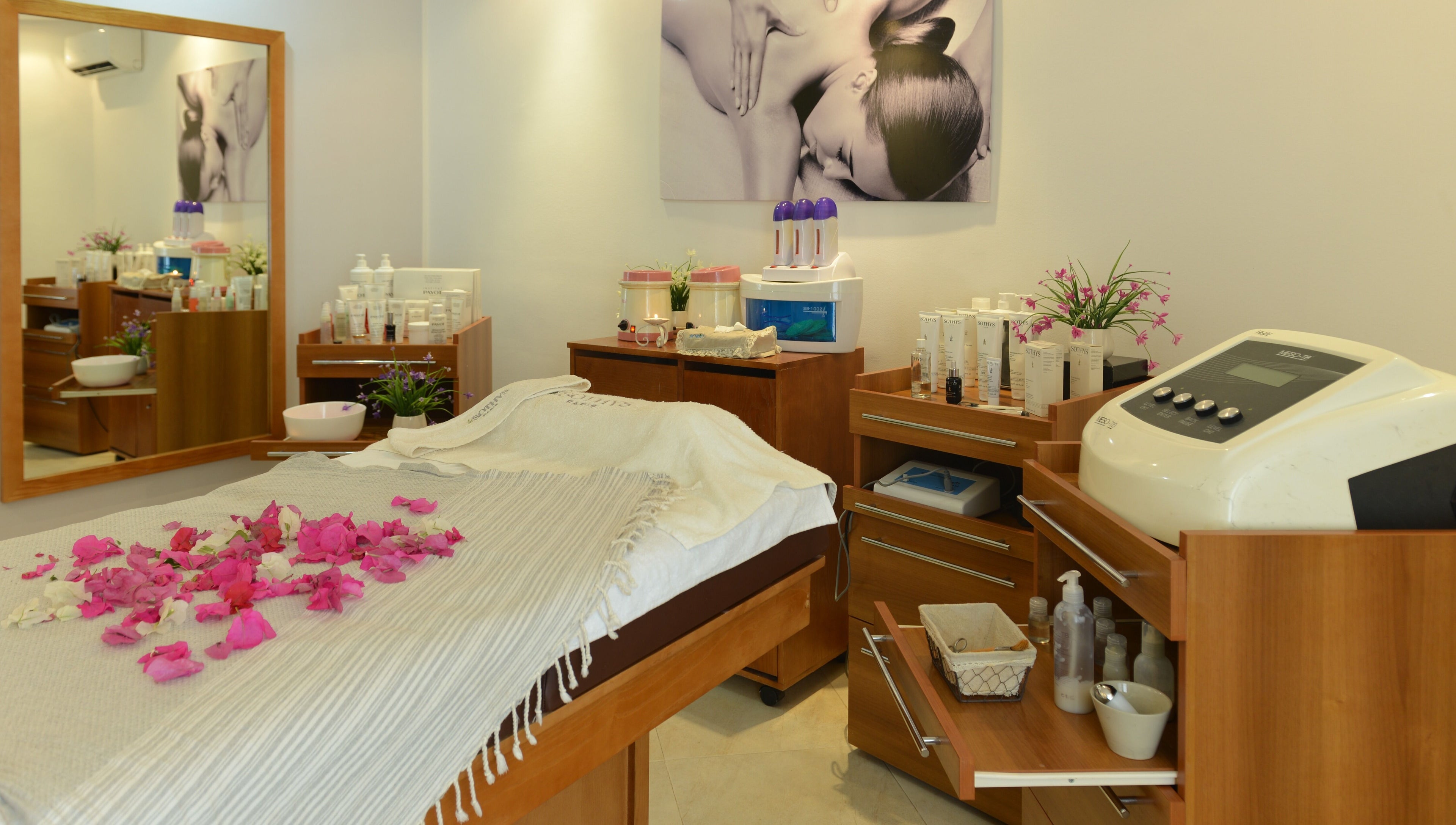 Salle de soins élégante à Nabeul avec pétales de fleurs, Nabeul, نابل, TN.