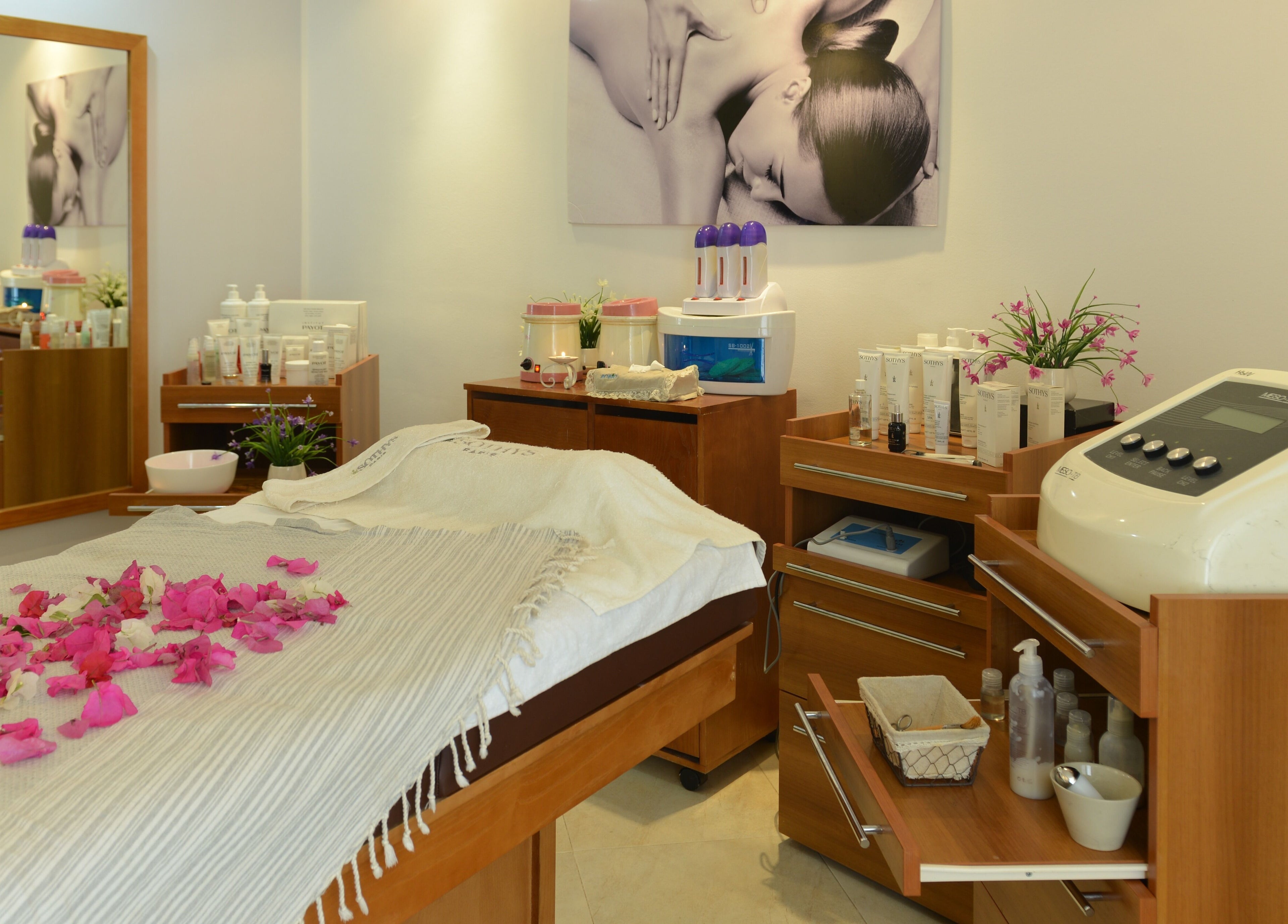 Salle de soins élégante à Nabeul avec pétales de fleurs, Nabeul, نابل, TN.