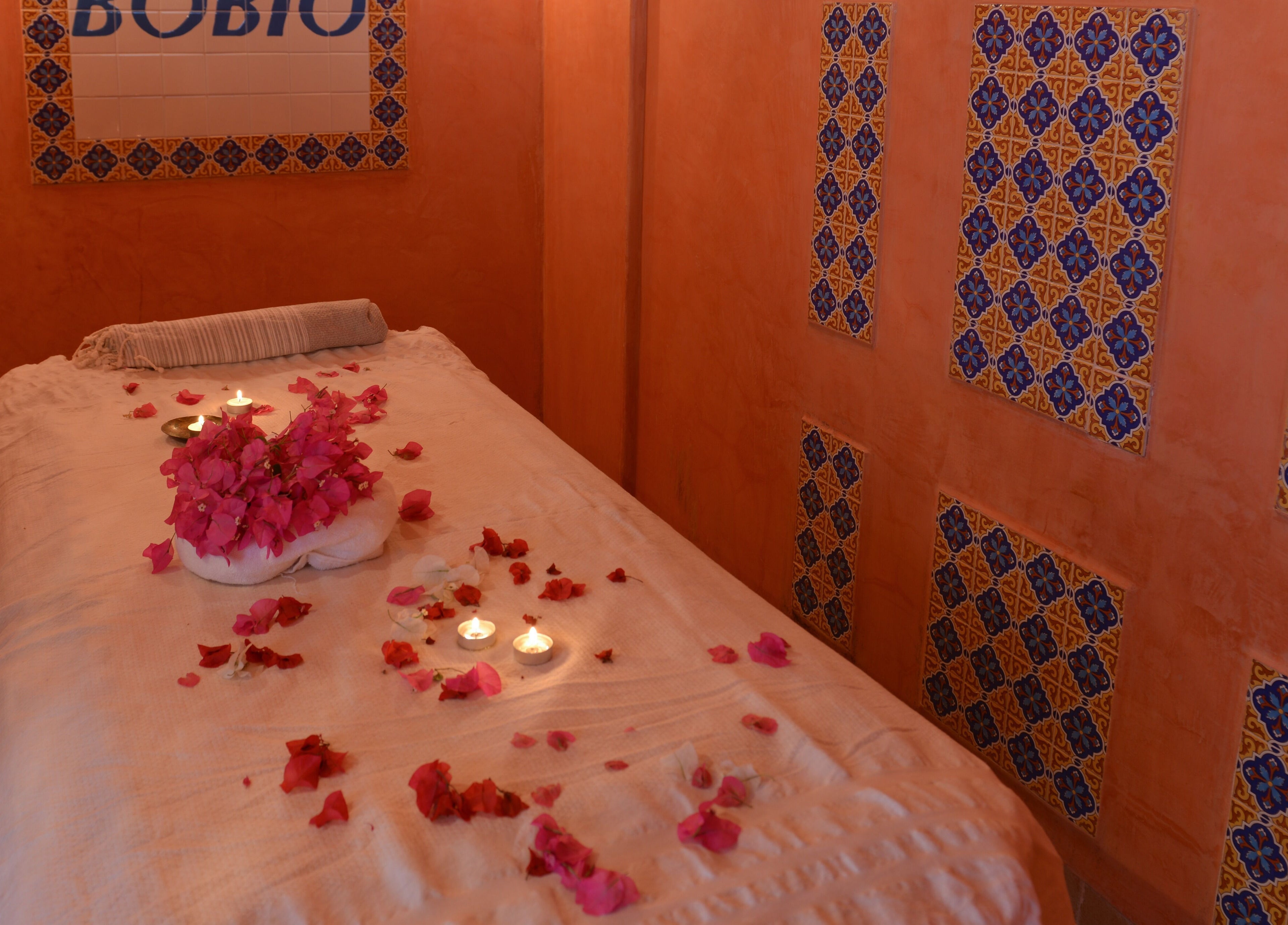 Salle de massage avec bougies et pétales à Nabeul, نابل, TN, ambiance relaxante et apaisante.