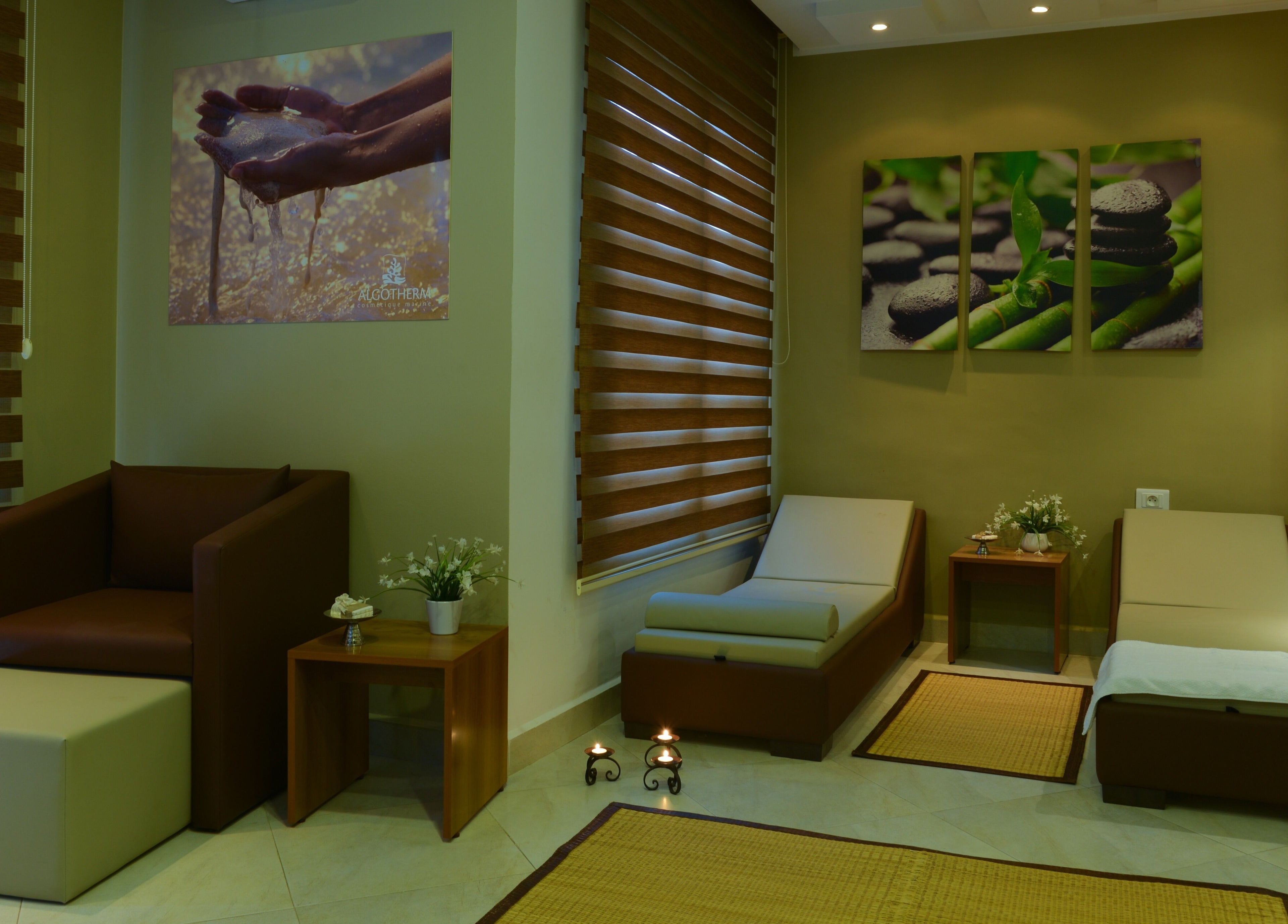 Salle de détente de Nabeul, نابل, TN avec fauteuils confortables et décoration zen pour un moment de relaxation.