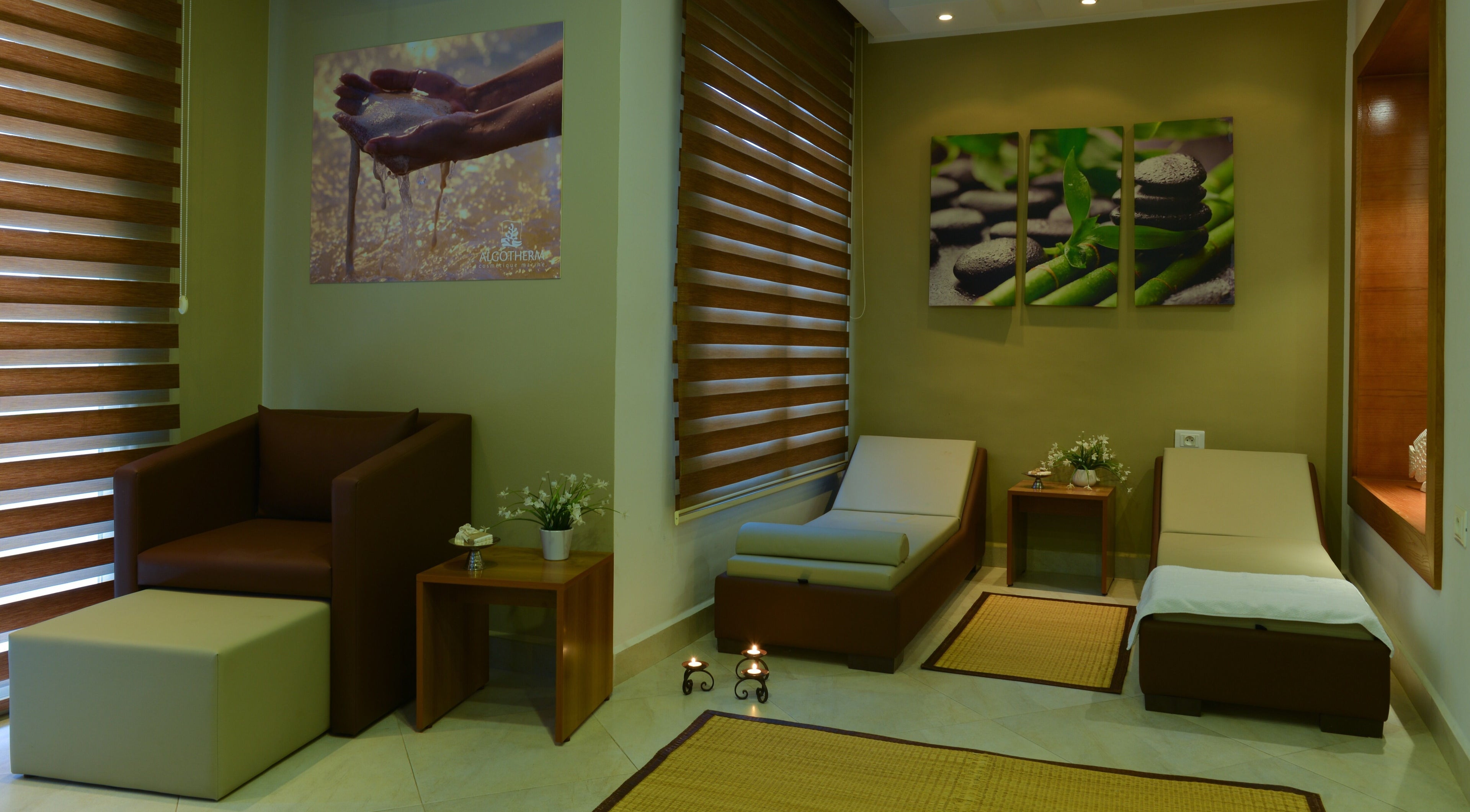 Salle de détente de Nabeul, نابل, TN avec fauteuils confortables et décoration zen pour un moment de relaxation.