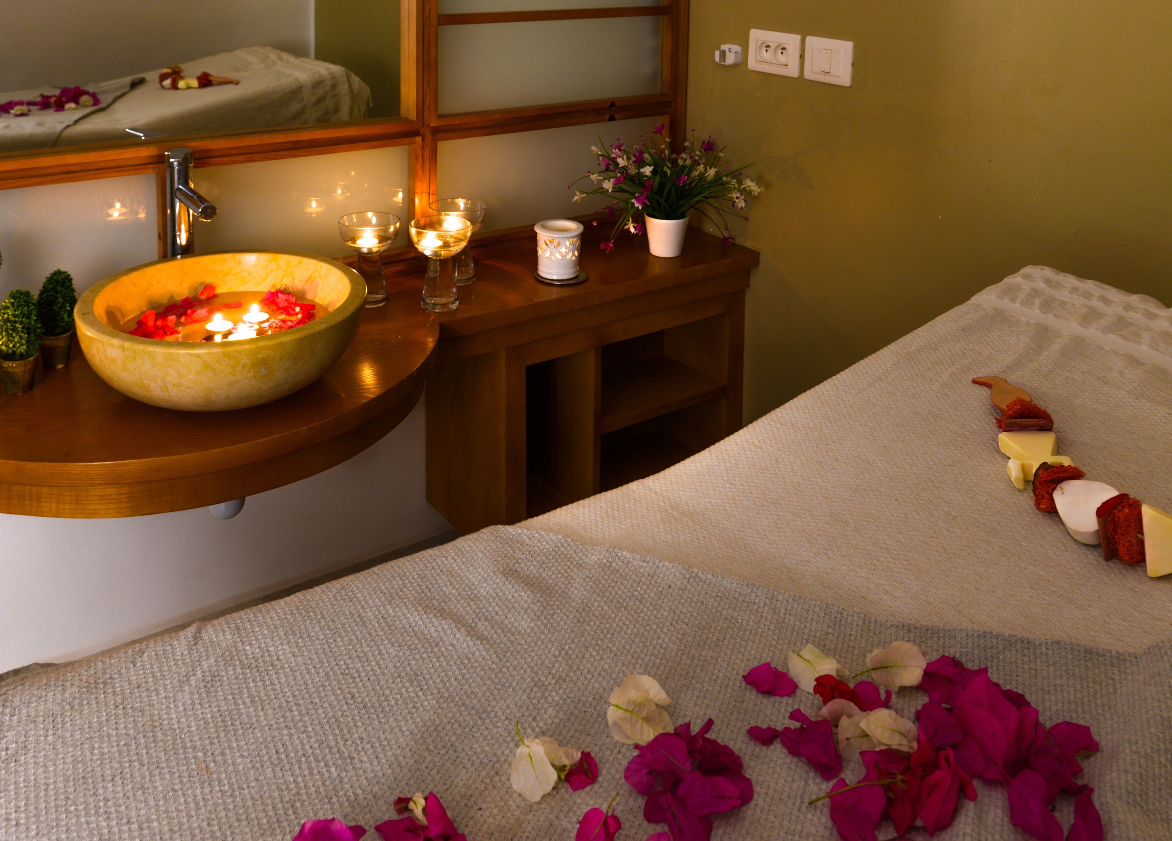 Table de massage avec pétales de fleurs et bougies au spa Nabeul, Nabeul, نابل, TN.
