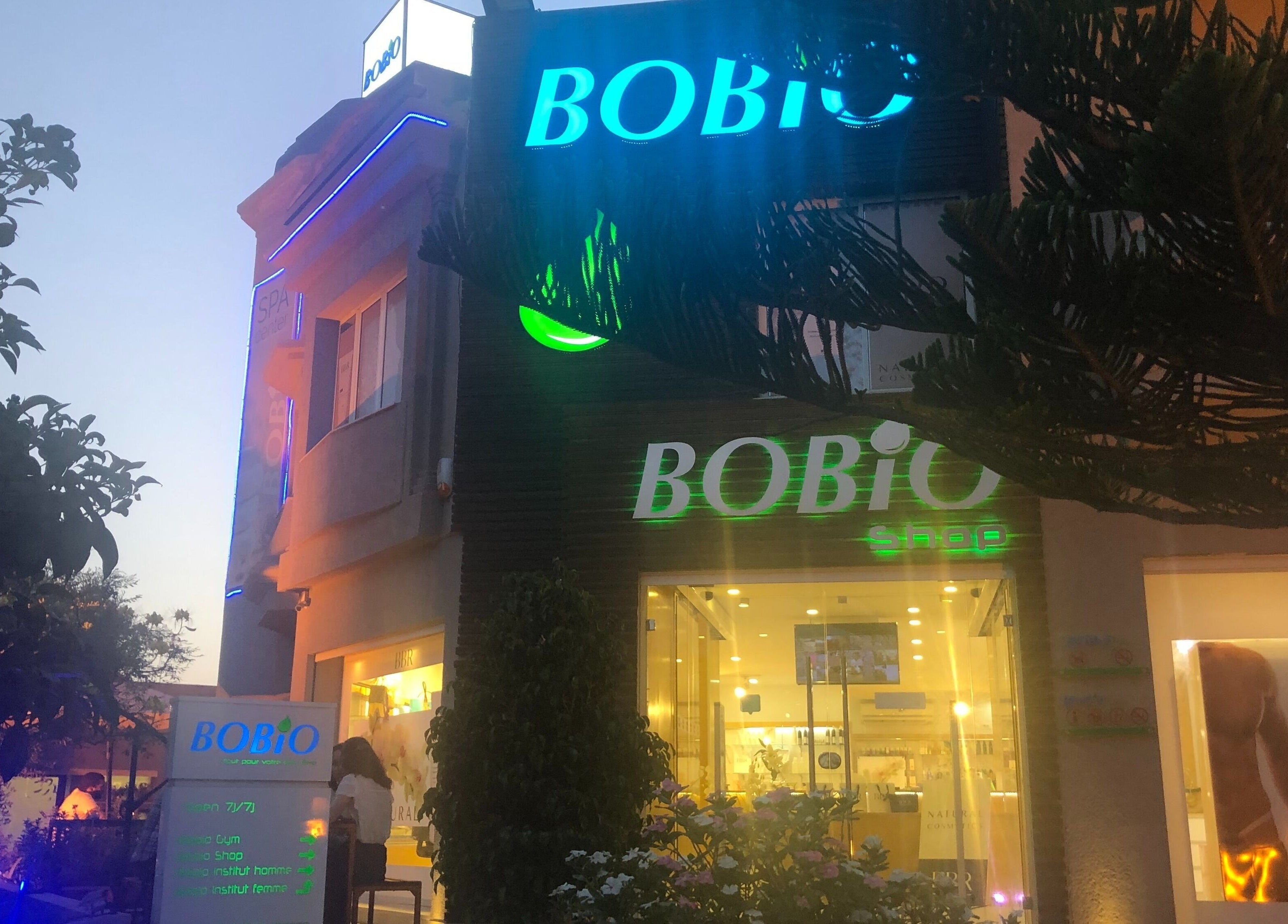 Entrée lumineuse de Nabeul avec enseigne Bobio à Nabeul, نابل, TN.