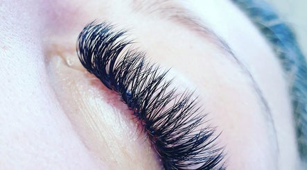 La La Lashes image 3