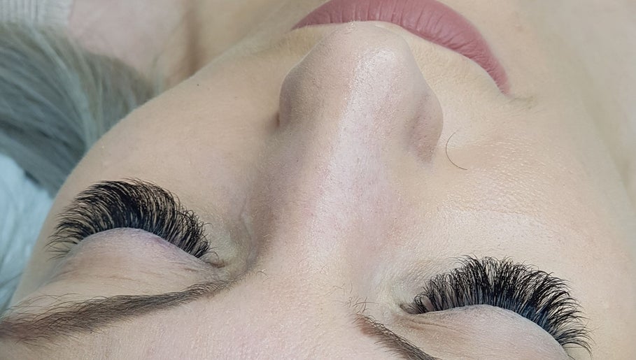 Lashes Nails and Brows by Alix – kuva 1
