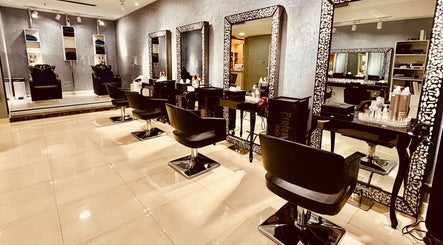 Chic interior of Glitz Beauty Center in Dubai, AE showcasing luxurious salon chairs and mirrors.