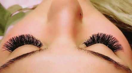 Lashes by Reannon