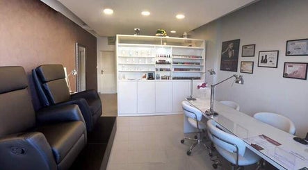 Unutrašnjost salona Beauty Zone Solin sa sjajnim namještajem u Solinu, Splitsko-dalmatinska županija, HR.