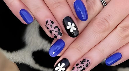 Stylish blue and floral nail art at Estelle’s Beauty Room, Rugeley, England, GB. Perfect for beauty enthusiasts.
