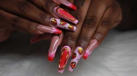 Design artistique d'ongles roses et rouges à Zapata Signature, Montréal, Québec, CA.