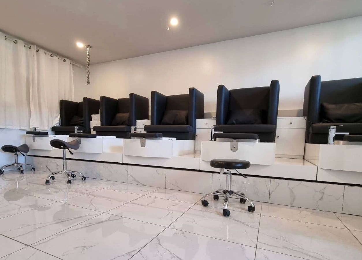 Sièges pédicure de luxe à Zapata Signature, Montréal, Québec, CA, offrant confort et élégance.