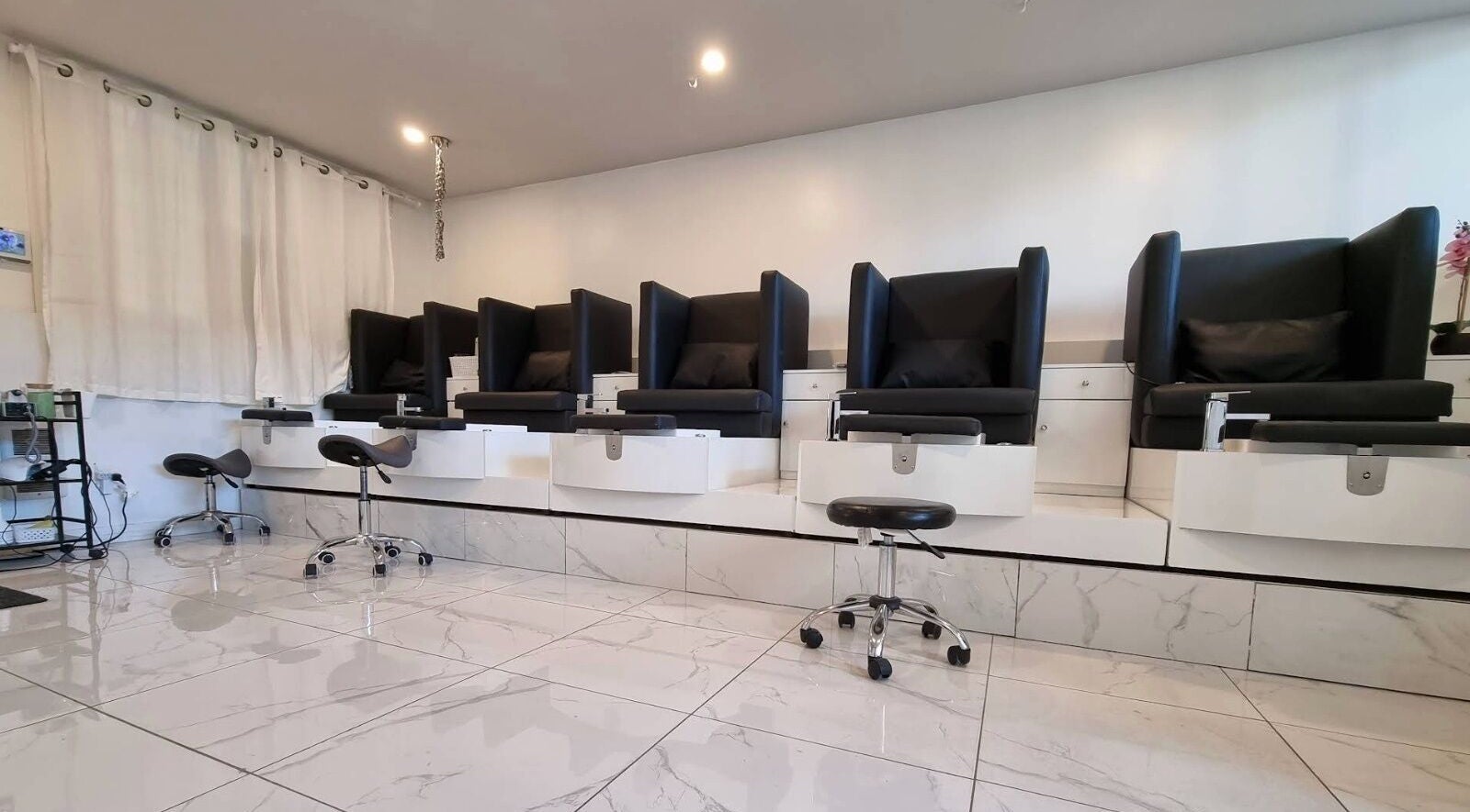 Sièges pédicure de luxe à Zapata Signature, Montréal, Québec, CA, offrant confort et élégance.