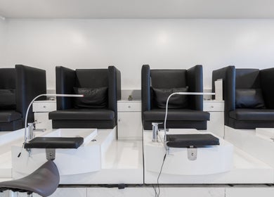 Stations de pédicure modernes à Zapata Signature, Montréal, Québec, CA, offrant confort et style.