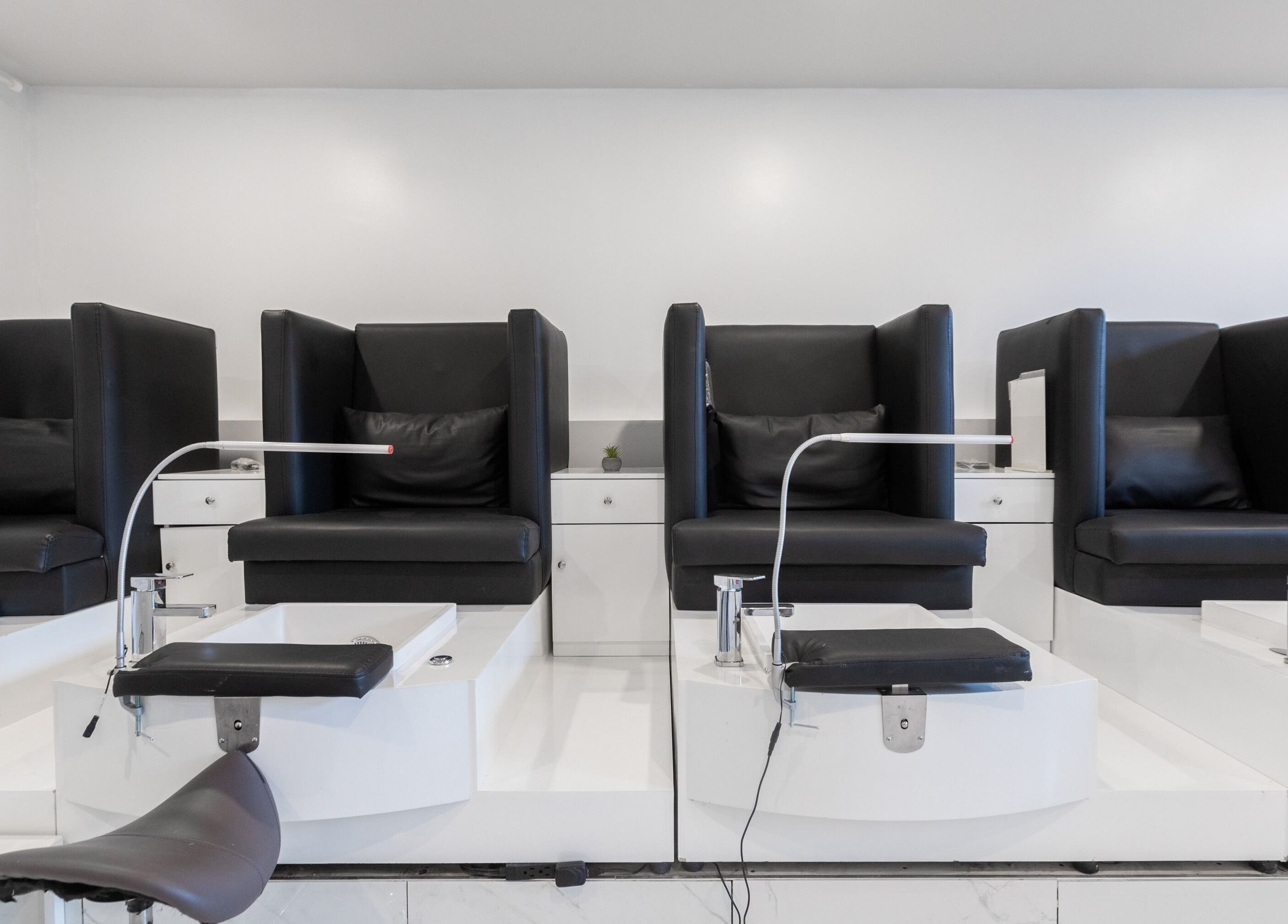 Stations de pédicure modernes à Zapata Signature, Montréal, Québec, CA, offrant confort et style.