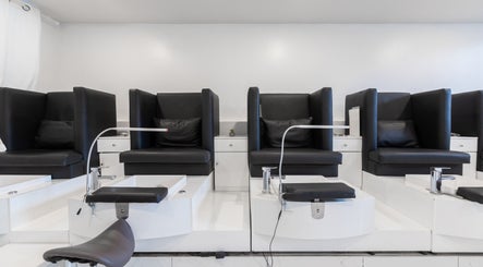 Stations de pédicure modernes à Zapata Signature, Montréal, Québec, CA, offrant confort et style.