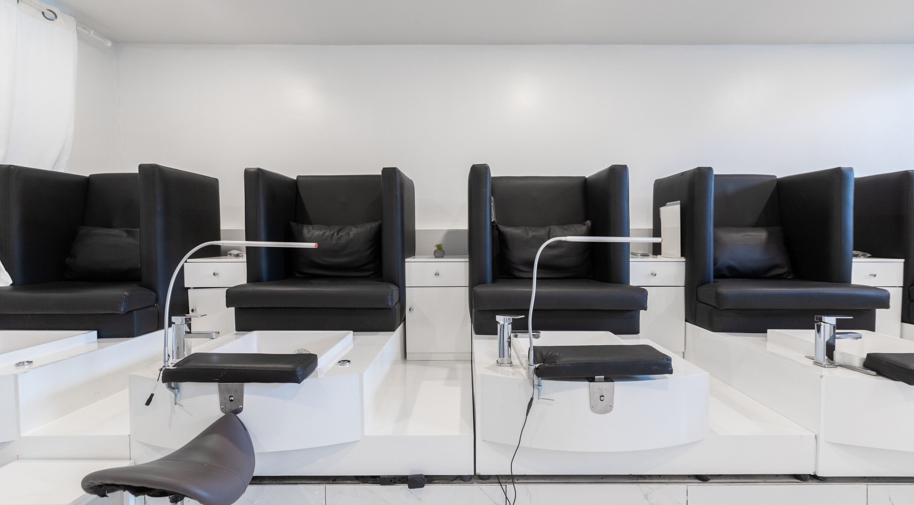 Stations de pédicure modernes à Zapata Signature, Montréal, Québec, CA, offrant confort et style.