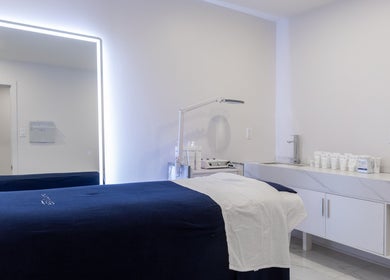 Salle de soins moderne à Zapata Signature, Montréal, Québec, CA, avec équipement professionnel.