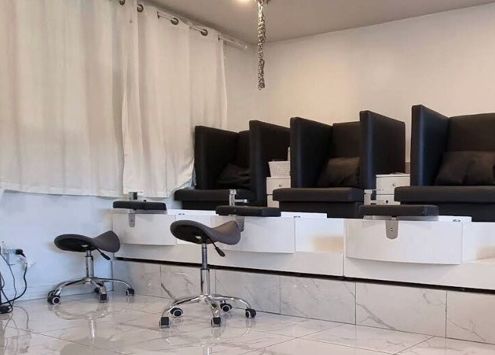 Stations de pédicure élégantes chez Zapata Signature, Montréal, Québec, CA.