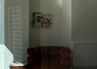 View of a stylish corner with magazines at Cuttlefish Eco Salon - Worthing, England, GB.