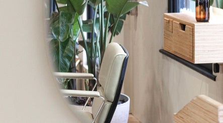 Elegant salon chair at Cuttlefish Eco Salon - Brighton, enhancing natural beauty ambiance in Brighton, England, GB.