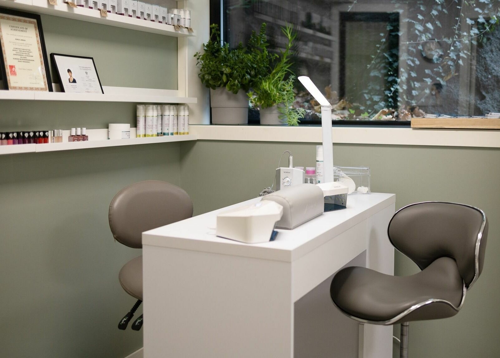 Manikyrbord med elegant innredning hos Tjøme Cabinet, Tjøme, Vestfold og Telemark, NO.