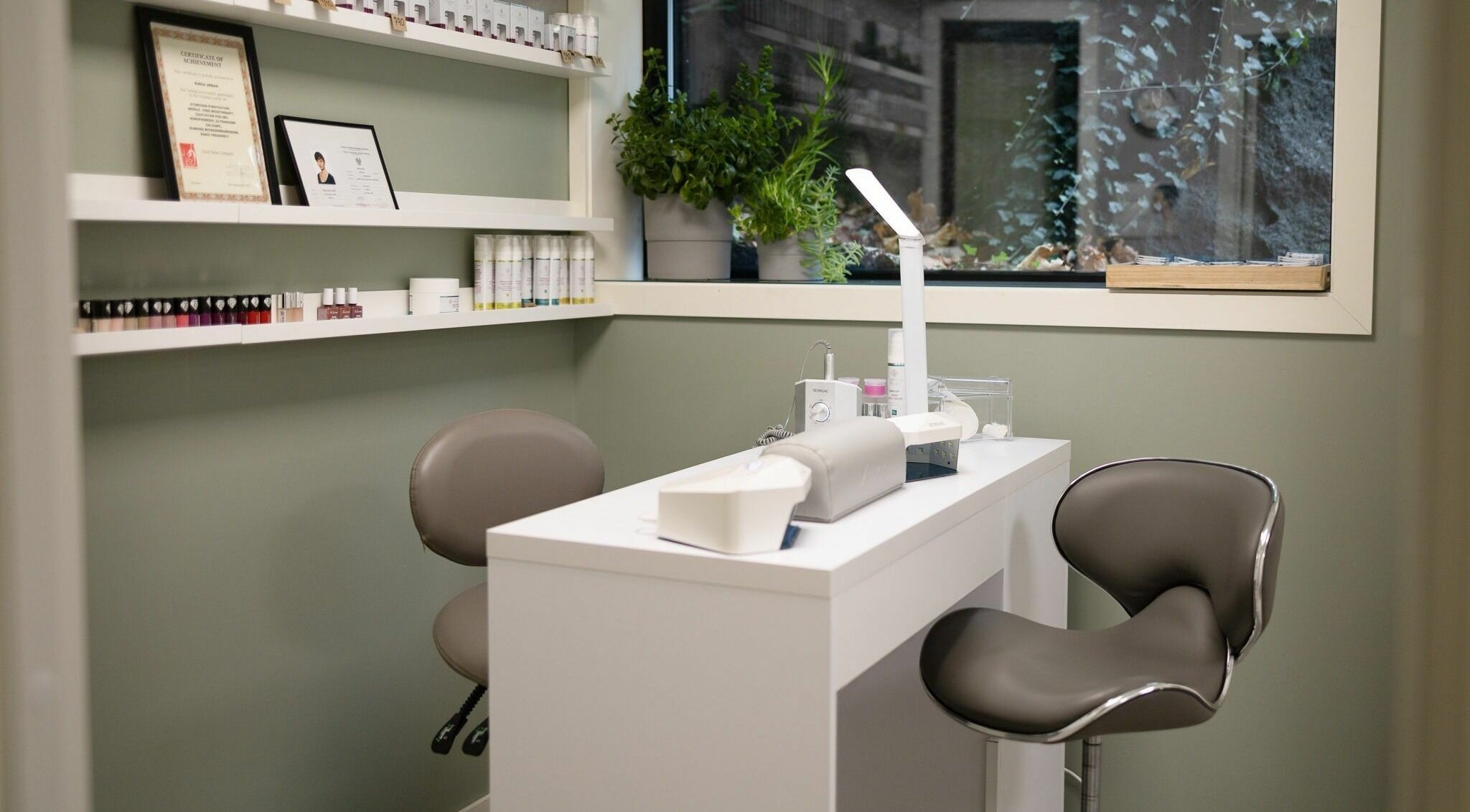 Manikyrbord med elegant innredning hos Tjøme Cabinet, Tjøme, Vestfold og Telemark, NO.