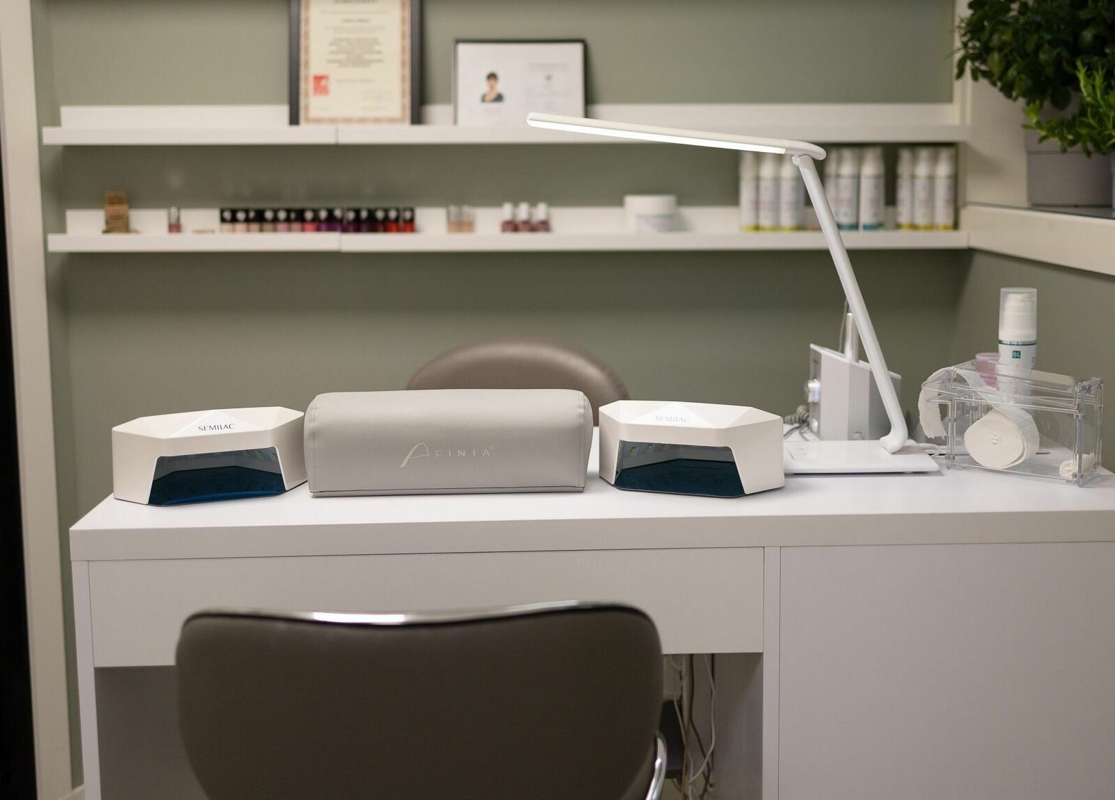 Neglepleiebord på Tjøme Cabinet, Tjøme, Vestfold og Telemark, NO. Moderne verktøy og avslappende atmosfære.