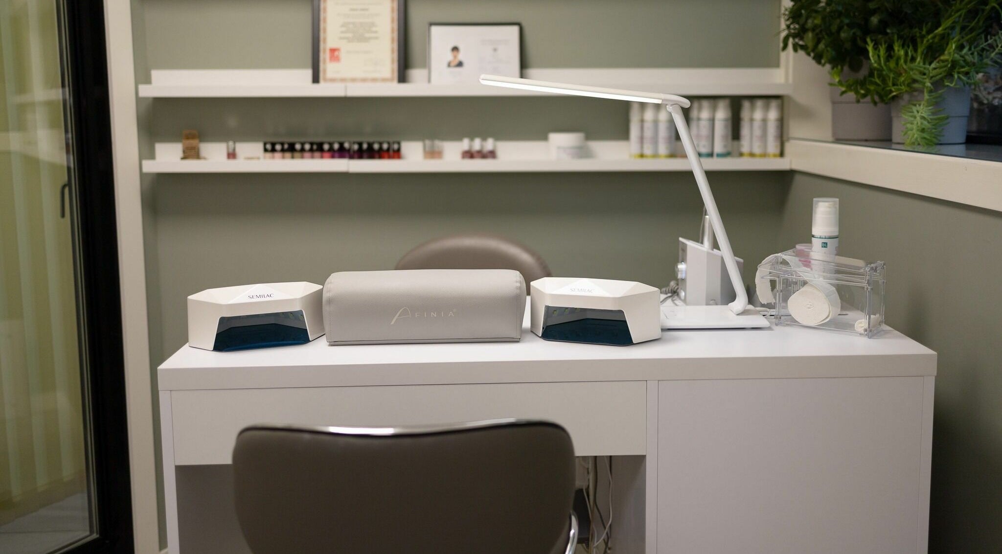 Neglepleiebord på Tjøme Cabinet, Tjøme, Vestfold og Telemark, NO. Moderne verktøy og avslappende atmosfære.