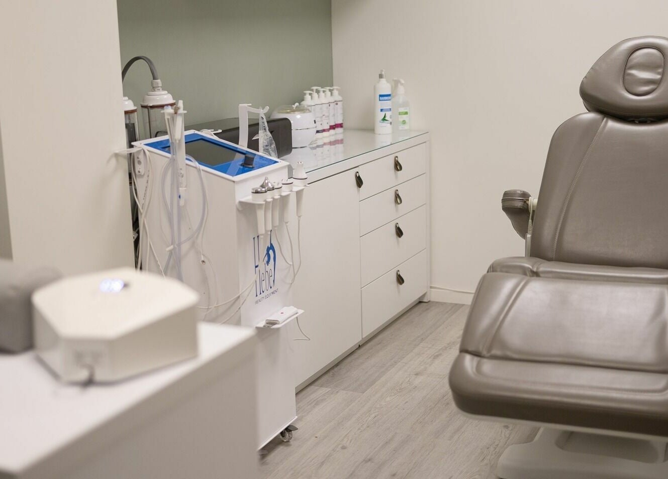 Moderne behandlingsrom på Tjøme Cabinet, Tjøme, Vestfold og Telemark, NO, med komfortabel stol og utstyr.