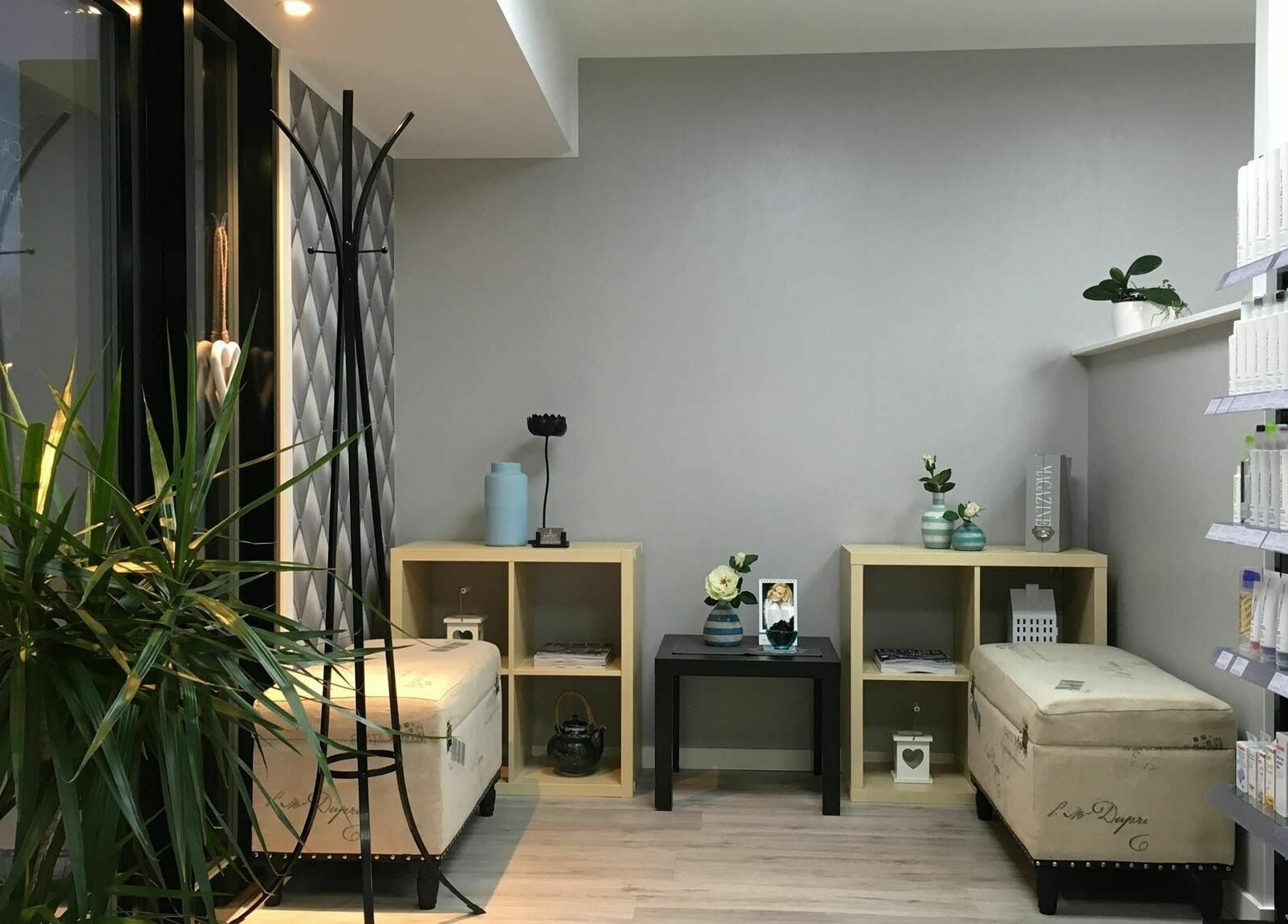 Velkomstområdet på Tjøme Cabinet i Tjøme, Vestfold og Telemark, NO, med elegante møbler og produkter.