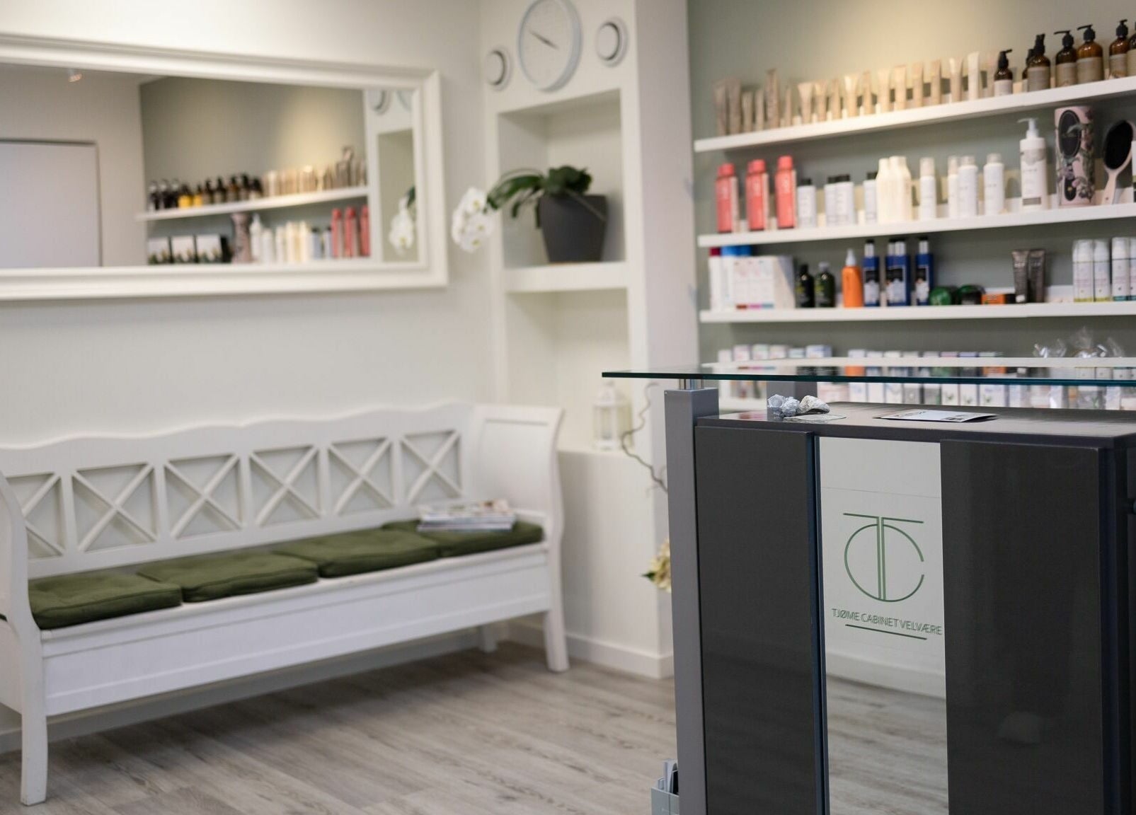 Interiør av Tjøme Cabinet i Tjøme, Vestfold og Telemark, NO. Moderne design med produkter på hyllene.