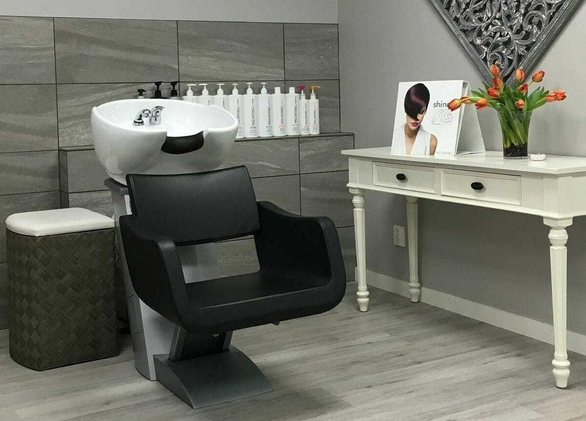 Elegant interiør hos Tjøme Cabinet i Tjøme, Vestfold og Telemark, NO med moderne frisørstol og stilren innredning.