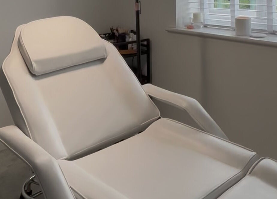 Elegant treatment chair in Sunday Rose, Shadoxhurst, England, GB for ultimate relaxation.