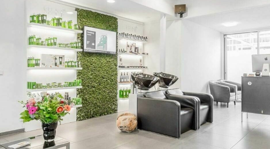 Interieur van Le Beau Village Hairstudio in Amstelveen, Noord-Holland, NL met stijlvolle werkruimte en groen decor.