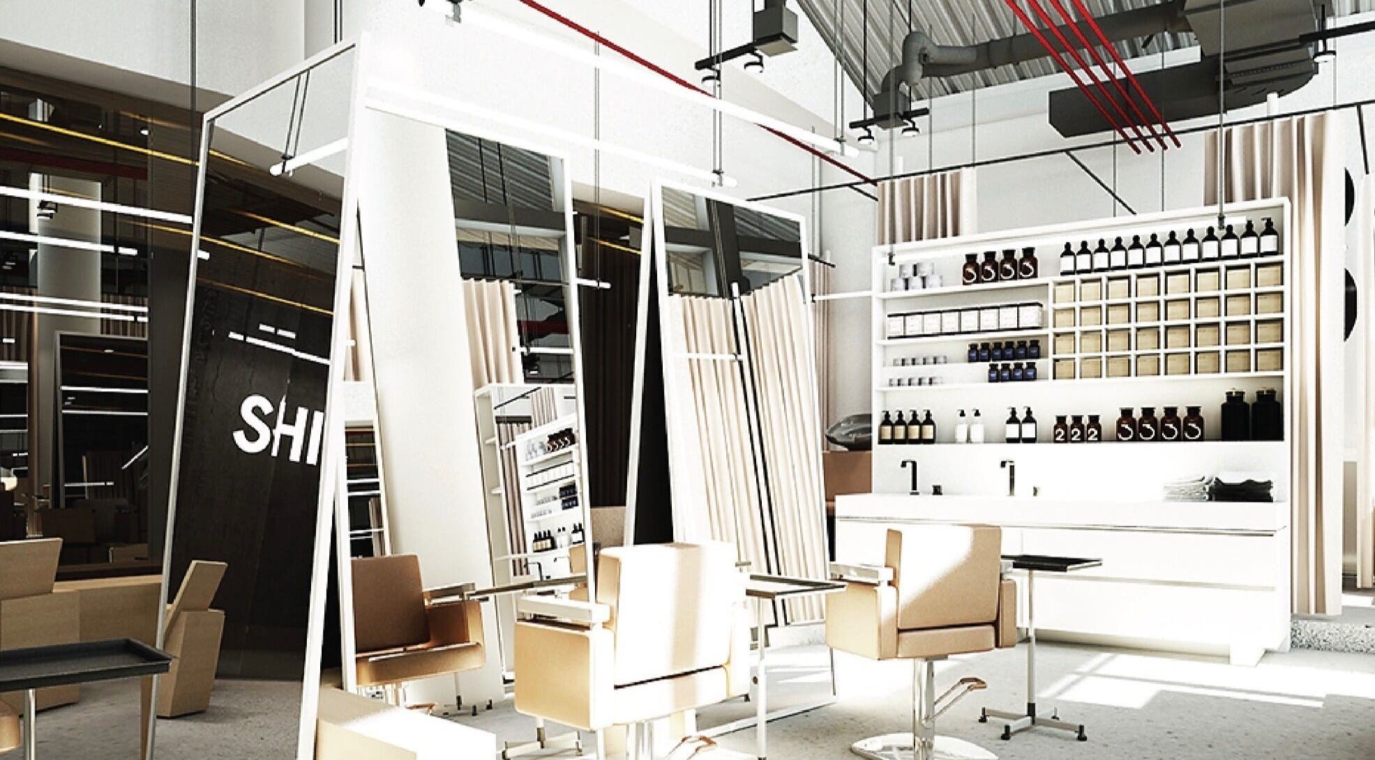 Modern interior of SHIN by AKIENDO salon in Krung Thep Maha Nakhon, featuring sleek chairs and product shelves.