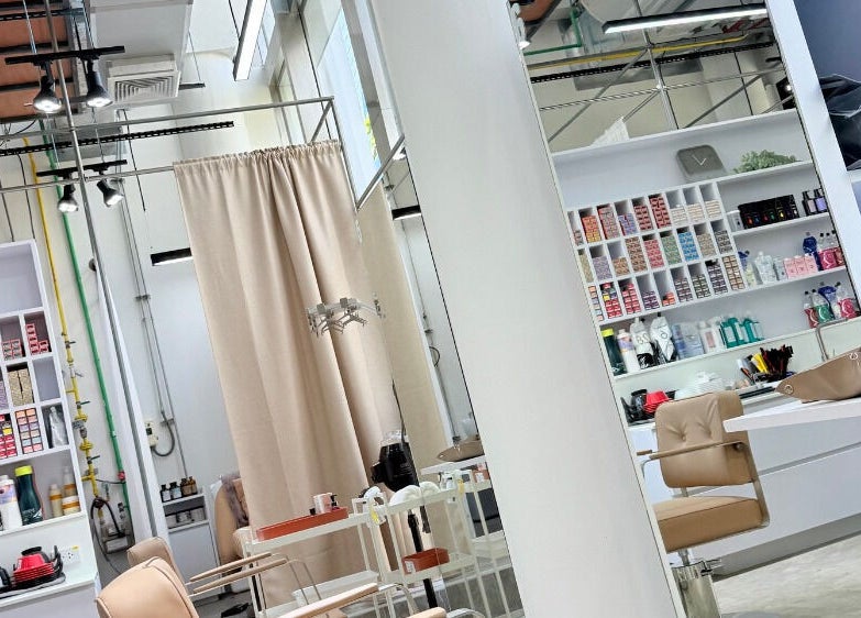 Modern salon interior at SHIN by AKIENDO (Ari branch), Krung Thep Maha Nakhon, TH with chairs and beauty products.