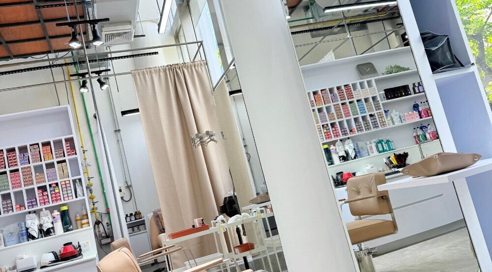 Modern salon interior at SHIN by AKIENDO (Ari branch), Krung Thep Maha Nakhon, TH with chairs and beauty products.