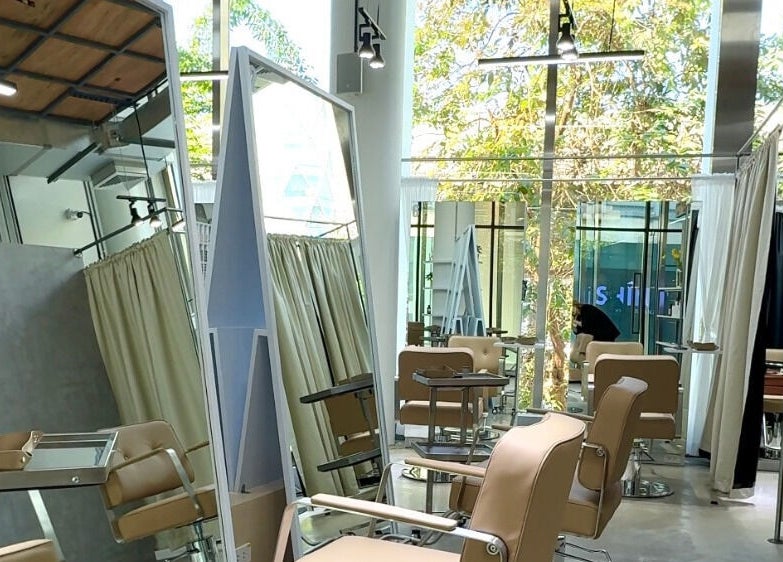 Modern salon interior at SHIN by AKIENDO (Ari branch), Krung Thep Maha Nakhon.