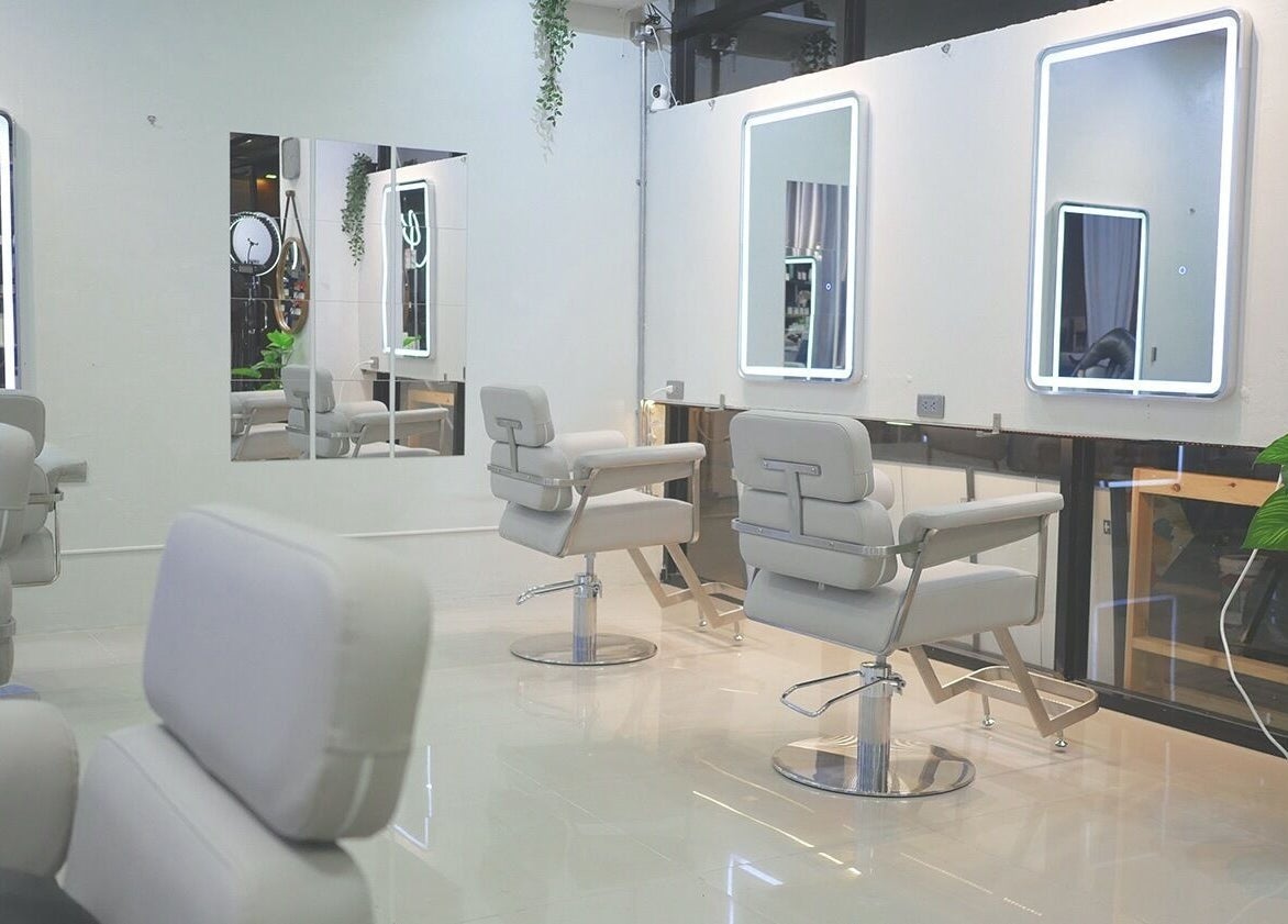 Modern interior of Akiendo Hair Salon Phrom phong, Bangkok with sleek chairs and mirrors.