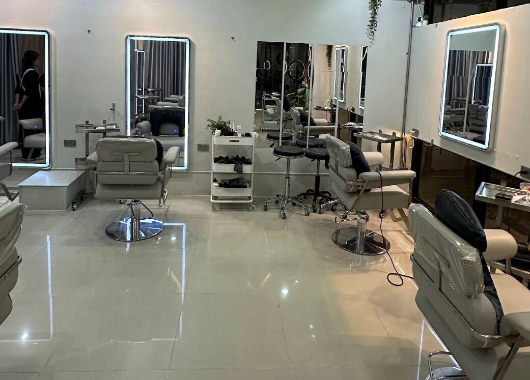 Modern interior of Akiendo Hair Salon Phrom Phong, Bangkok, featuring stylish chairs and mirrors.