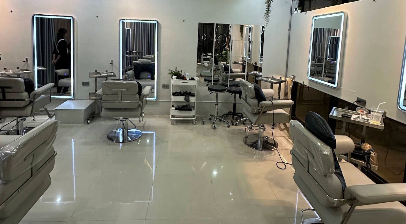 Modern interior of Akiendo Hair Salon Phrom Phong, Bangkok, featuring stylish chairs and mirrors.