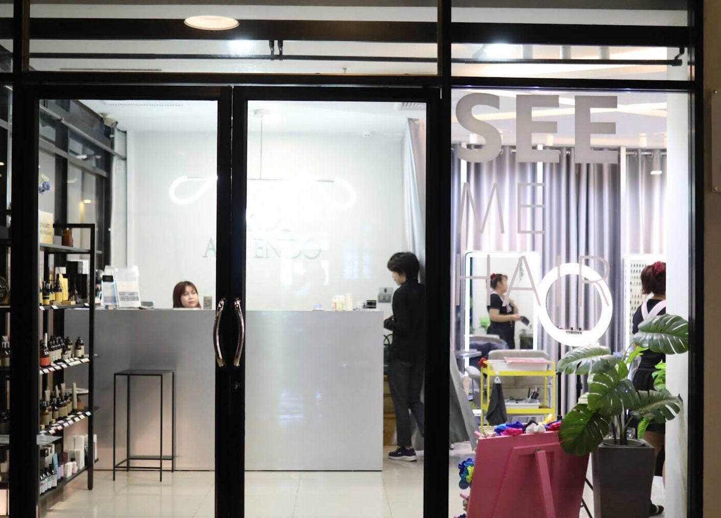 Akiendo Hair Salon Phrom Phong's chic entrance in Bangkok, Bangkok, TH with modern decor.