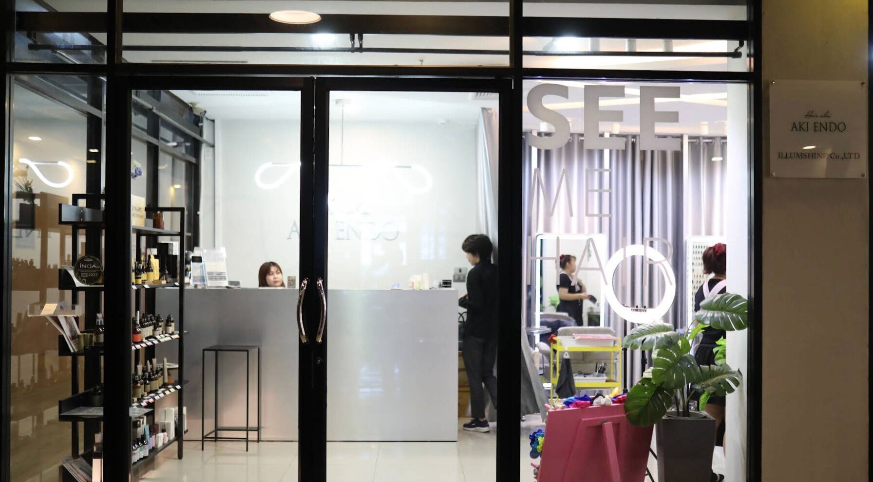 Akiendo Hair Salon Phrom Phong's chic entrance in Bangkok, Bangkok, TH with modern decor.