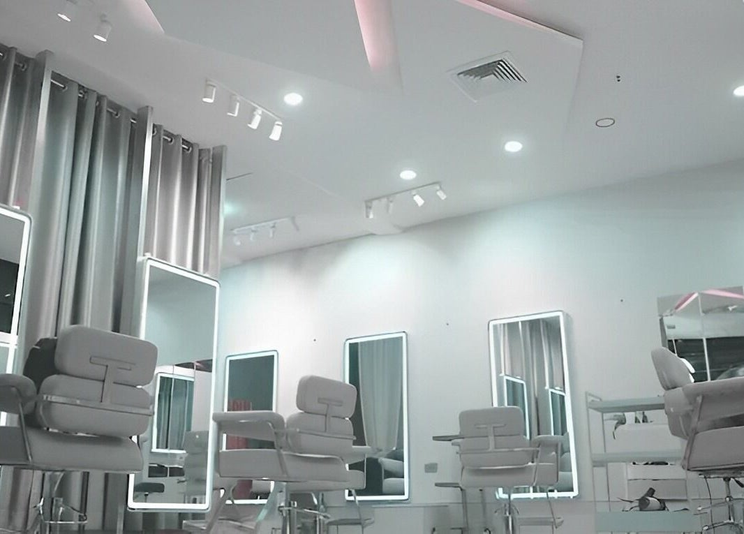 Modern interior of Akiendo Hair Salon Phrom Phong, featuring sleek styling chairs and mirrors, Bangkok, Bangkok, TH.
