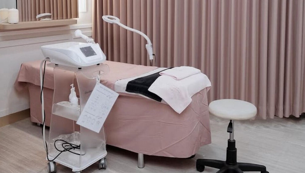 Cozy treatment room at Noona Glam, Bali, Bali, ID with soft pink decor and modern equipment.