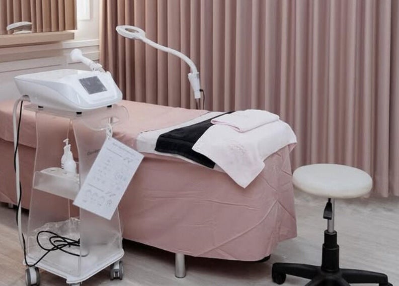 Cozy treatment room at Noona Glam, Bali, Bali, ID with soft pink decor and modern equipment.