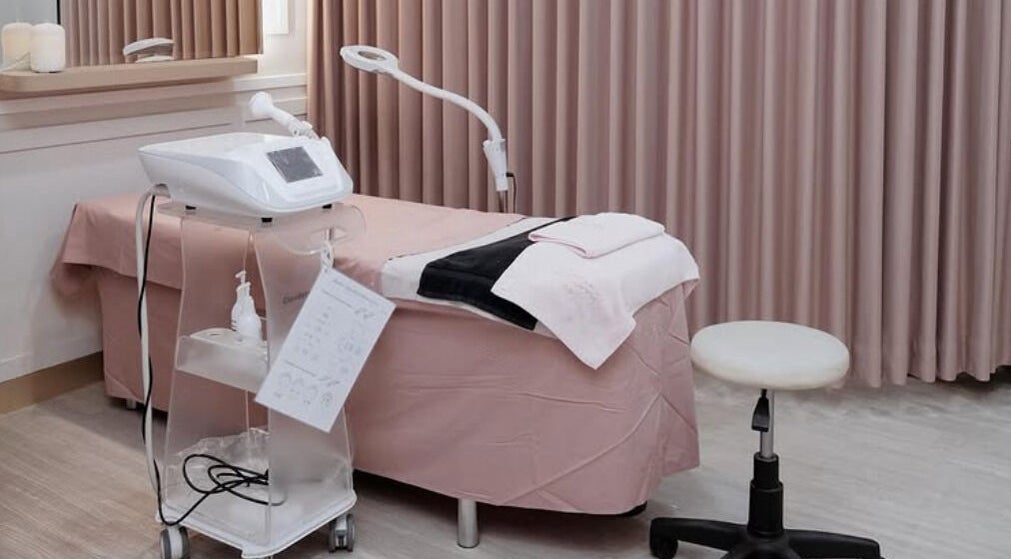 Cozy treatment room at Noona Glam, Bali, Bali, ID with soft pink decor and modern equipment.
